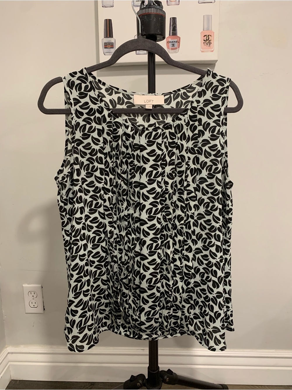 LOFT Black Leaf-Print Sleeveless blouse - GB018